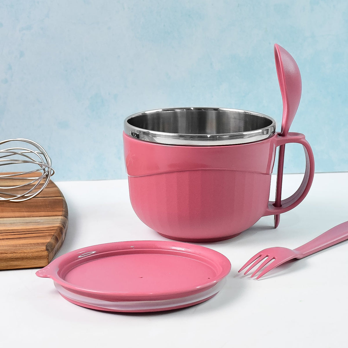 Apex noodle bowl showing secure leak-proof lid and ergonomic handle