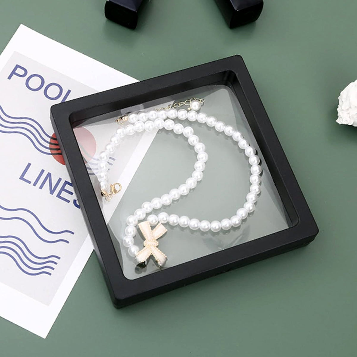 Magnetic lock mechanism on transparent jewellery display case