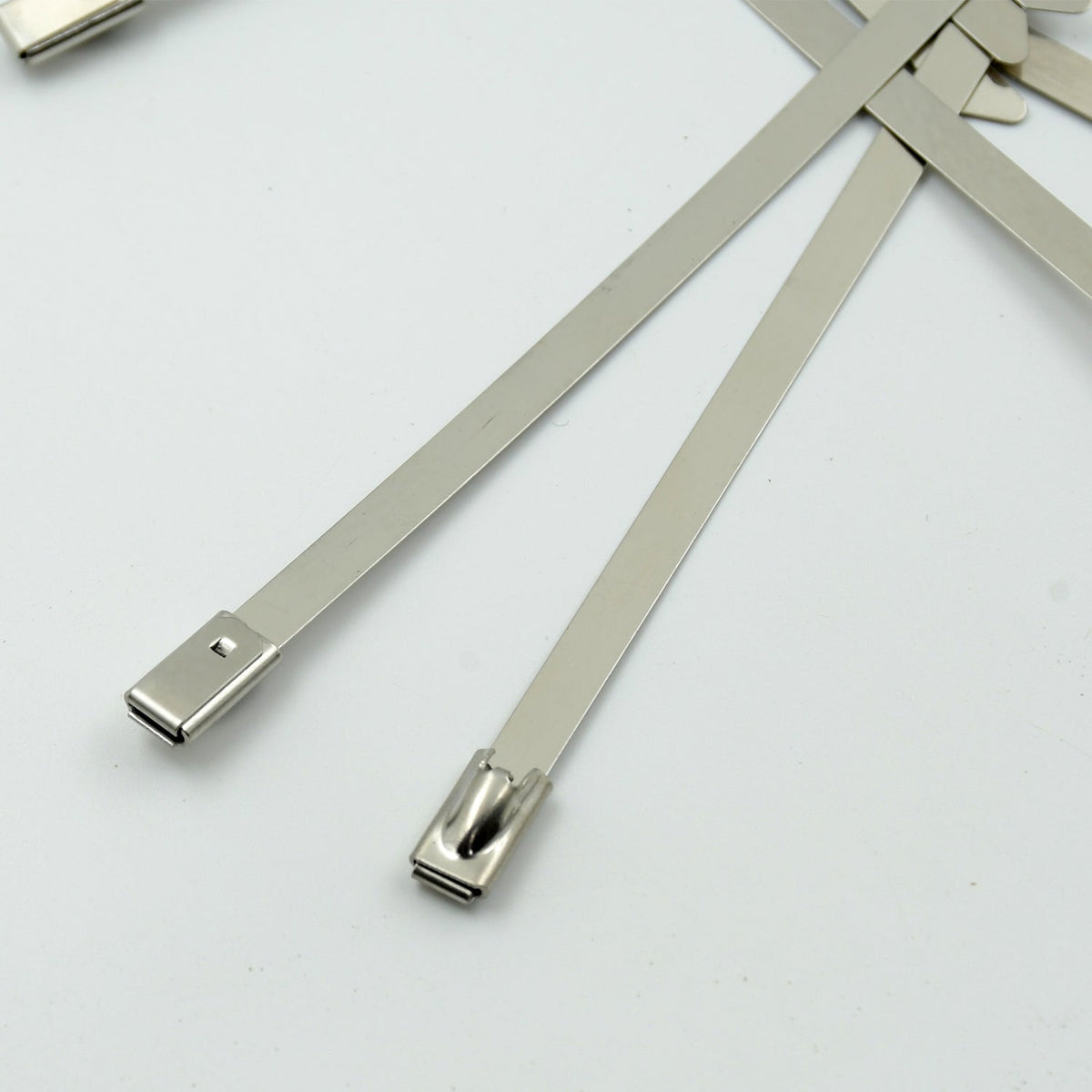 Comparison of stainless steel cable ties with plastic alternatives, emphasizing superior strength and longevity.