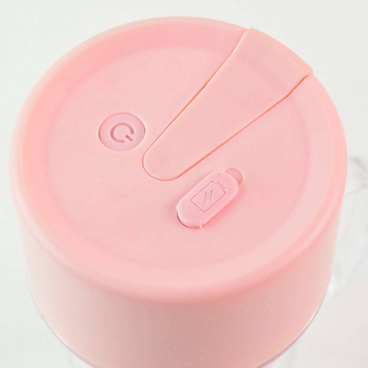 Detail of the sharp stainless steel multi-blades inside the portable juicer.