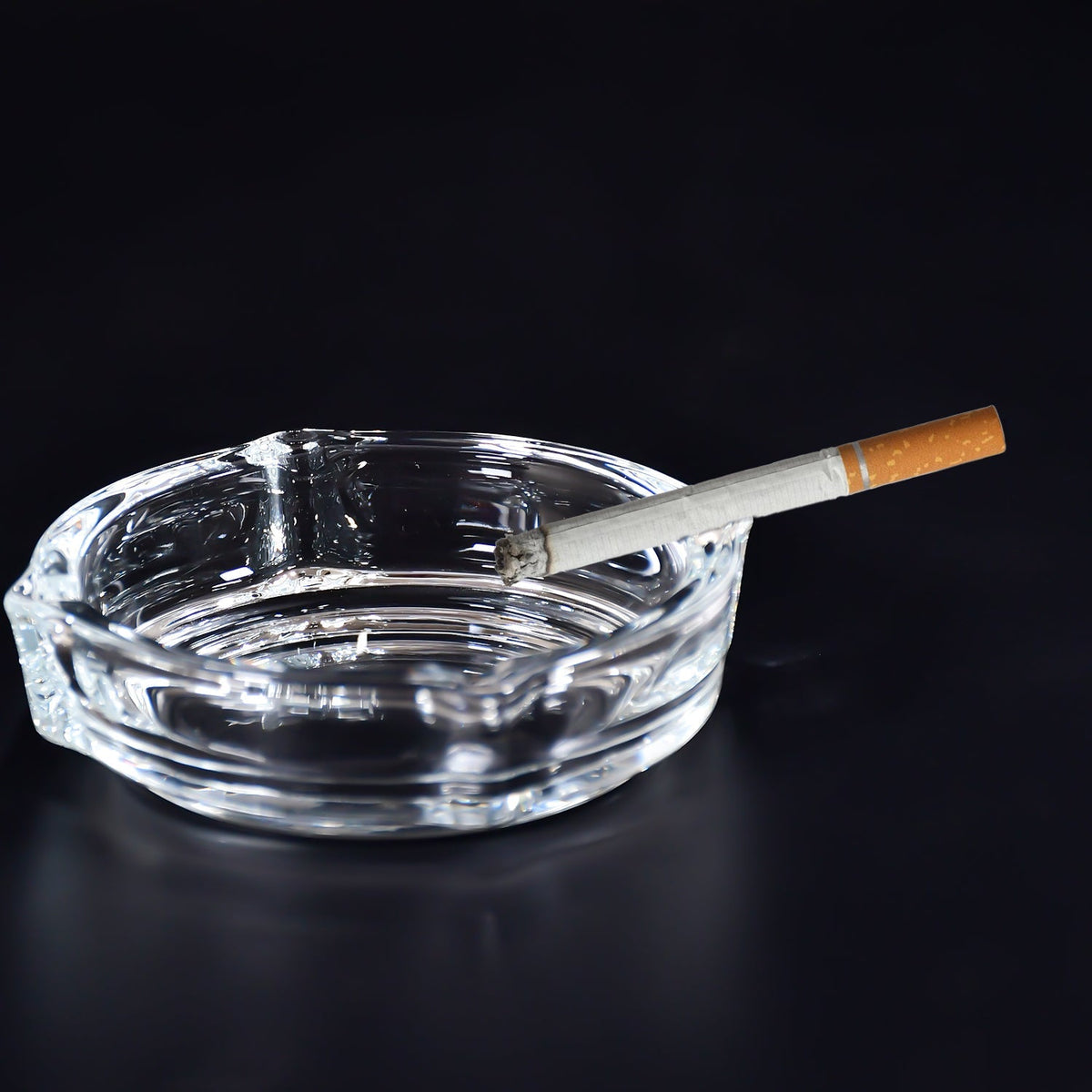 Premium crystal quality ashtray, suitable for both indoor and outdoor settings.