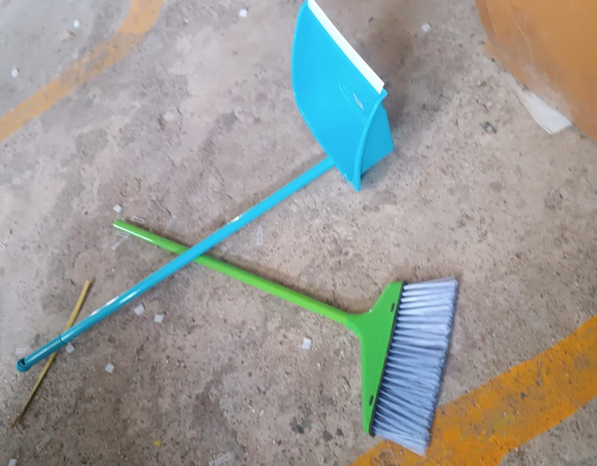 Dustpan with large capacity ideal for sweeping larger floor areas quickly